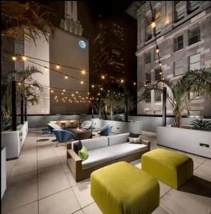Posezení v ubytování Chic 3-bed Apt with Pool & Hot Tub in Heart of DTLA