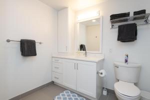 Koupelna v ubytování Chic 3-bed Apt with Pool & Hot Tub in Heart of DTLA