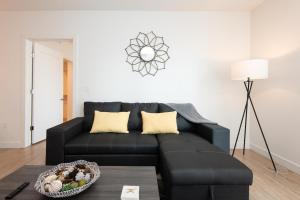 Posezení v ubytování Chic 3-bed Apt with Pool & Hot Tub in Heart of DTLA