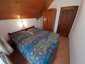 Posteľ alebo postele v izbe v ubytovaní 7 fös apartman + 4 fotografie