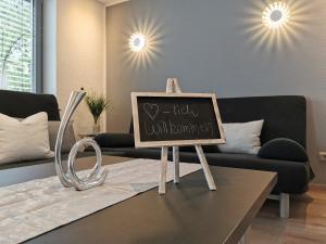 ein Tafelschild auf einem Tisch im Wohnzimmer in der Unterkunft Ferienhaus: Familienunterkunft bis zu 12 Personen - [#125273] in Bensheim