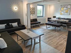 ein Wohnzimmer mit einer Couch und einem Tisch in der Unterkunft Ferienhaus: Familienunterkunft bis zu 12 Personen - [#125273] in Bensheim