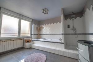 un bagno con vasca, lavandino e WC di Le Loft Triplex 200M2 avec billard au centre-ville a Épernay