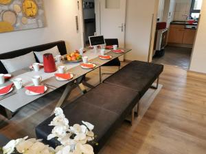 einen Esstisch mit Teller mit Lebensmitteln darauf in der Unterkunft Ferienhaus: Familienunterkunft bis zu 12 Personen - [#125273] in Bensheim