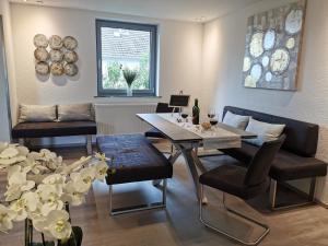 ein Esszimmer mit Tisch und Stühlen in der Unterkunft Ferienhaus: Familienunterkunft bis zu 12 Personen - [#125273] in Bensheim