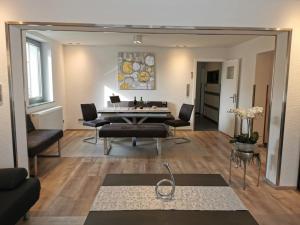 ein Wohnzimmer mit Tisch und Stühlen in der Unterkunft Ferienhaus: Familienunterkunft bis zu 12 Personen - [#125273] in Bensheim + 15 Fotos