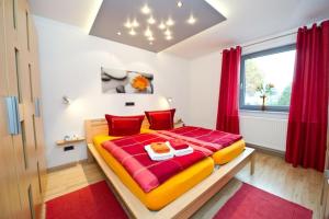 Ein Bett oder Betten in einem Zimmer der Unterkunft Ferienhaus: Familienunterkunft bis zu 12 Personen - [#125273]