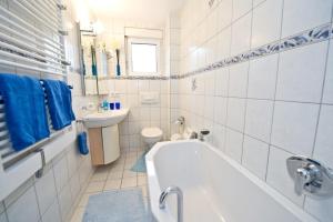 Ein Badezimmer in der Unterkunft Ferienhaus: Familienunterkunft bis zu 12 Personen - [#125273]