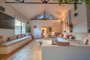 un ampio soggiorno con divani e un divano di Le Loft Triplex 200M2 avec billard au centre-ville a Épernay