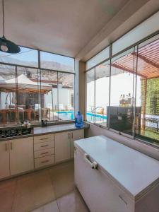 Kuchyň nebo kuchyňský kout v ubytování CASA RICARDO PALMA con PISCINA