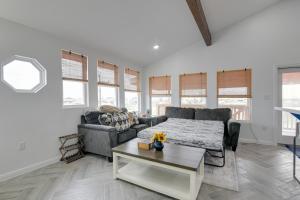 Φωτογραφία από το άλμπουμ του Balcony and Sunset Views Coastal Port Bolivar Gem σε Port Bolivar