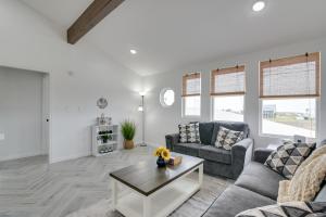 Φωτογραφία από το άλμπουμ του Balcony and Sunset Views Coastal Port Bolivar Gem σε Port Bolivar