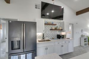 Φωτογραφία από το άλμπουμ του Balcony and Sunset Views Coastal Port Bolivar Gem σε Port Bolivar