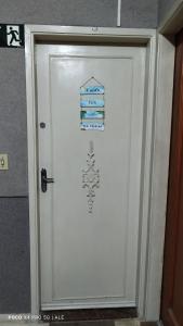 a white door with a sticker of books on it at Apto aviação 211 in Samaritá