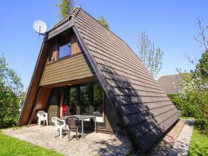 a small house with a thatched roof at Ferienhaus, Burhave in Burhave +9 photos
