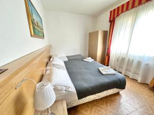 Postel nebo postele na pokoji v ubytování Hotel Tito