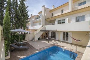 an aerial view of a house with a swimming pool at Casa Oliveira in Loulé