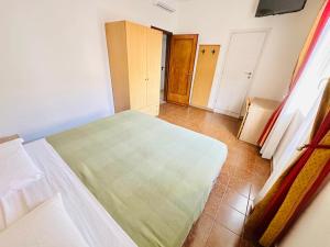 Postel nebo postele na pokoji v ubytování Hotel Tito