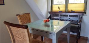 un tavolo con sopra una ciotola di mele di Ostseekieker a Wustrow