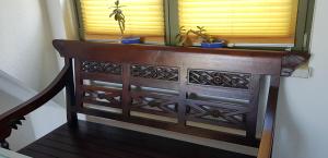 un tavolo di legno con delle piante sopra accanto a una finestra di Ostseekieker a Wustrow