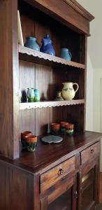 una credenza di legno con sopra pentole e ciotole di Ostseekieker a Wustrow