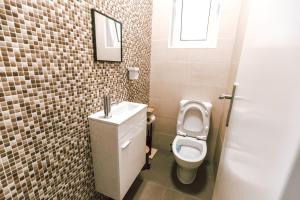 a small bathroom with a toilet and a sink at Apartamento no centro da cidade in Santarém +6 photos