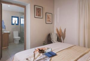 Bilik mandi di Peristerona, Olive Manor Boutique Stone- built Stay for 8 people close to Polis and Paphos +15 gambar
