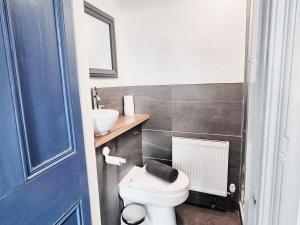 Ένα μπάνιο στο Cozy Room at The Burford Hideaway +11 φωτογραφίες