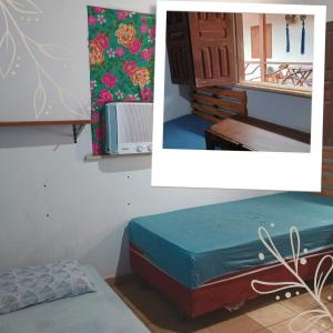 deux photos d'une chambre avec un lit et une armoire dans l'établissement Hospedaria da Lua hostel, à Alter do Chão
