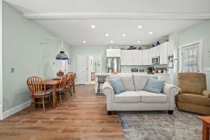 Posezení v ubytování All Done - Pet Friendly; New for 2024!