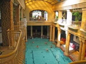 The swimming pool at or close to Deak Apartment