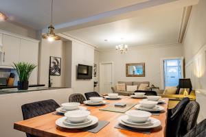 Un comedor y una sala de estar con mesa y sillas. en Southfield City Home, en Worcester
