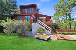 Κήπος έξω από το Admiral Benbow - contemporary home with shared boat ramp