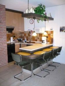 una cocina con mesa y sillas. en Appartment 3737 in Tossens, en Tossenserdeich