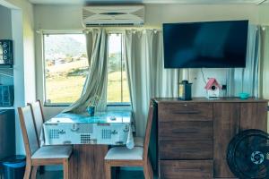 Μια τηλεόραση ή/και κέντρο ψυχαγωγίας στο Pousada Residencial Marinho