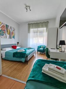 Pokój hotelowy z 2 łóżkami i biurkiem w obiekcie AD Trastevere Guest House - by AD Roma w Rzymie