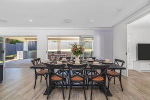 a dining room with a table and chairs at Parkview for 8, Moss Vale, Southern Highlands in Moss Vale