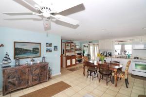 Kuchyň nebo kuchyňský kout v ubytování An Unfettered View - Beautiful ranch w/ boat dock!