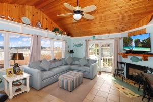 Posezení v ubytování An Unfettered View - Beautiful ranch w/ boat dock!