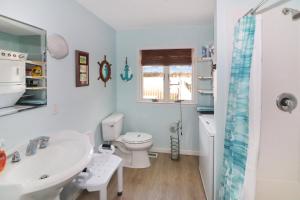 Koupelna v ubytování An Unfettered View - Beautiful ranch w/ boat dock! + 25 fotografií