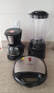 a food processor and a blender on a counter at Apto condomínio conforto e ótima localização in Lucas do Rio Verde