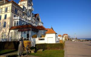 a building on the side of a street at MeeresBlick - Urlaubstraum an der Ostsee in Kühlungsborn