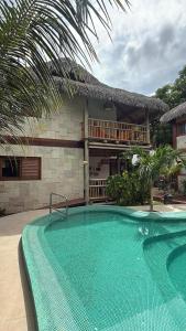 a large swimming pool in front of a house at Casa em condomínio no centro de Barra Grande - Vila Tamarindo in Barra Grande