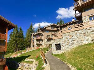 ein großes Gebäude auf einem Hügel neben einer Straße in der Unterkunft les 7 laux immobilier chalet E in Prapoutel