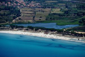 an aerial view of a beach with a group of people at Residence in Malamurì near Budoni, apartments 4 beds with private outdoor area in Budoni