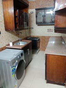 Kuchyň nebo kuchyňský kout v ubytování Al Sharif Hotel Apartments
