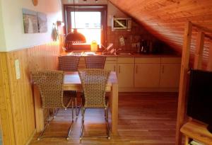 Una cocina con una mesa y sillas en una habitación. en Ferienwohnung Baumgarn, en Fehmarn