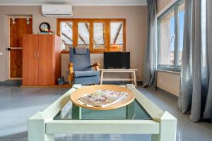 a living room with a coffee table and a tv at Super Terraza in Amposta +13 photos