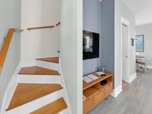 Μια τηλεόραση ή/και κέντρο ψυχαγωγίας στο Bungalows at Seagrove #152