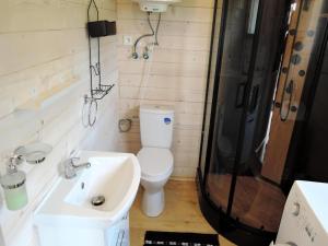 Ένα μπάνιο στο Holiday Home in Stepnica by Szczecin Lagoon +30 φωτογραφίες
